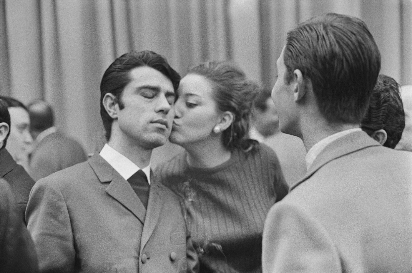 Photographic Social Vision - El periodista Jesús Hermida  en un a fiesta de diario Pueblo Madrid, 1966
