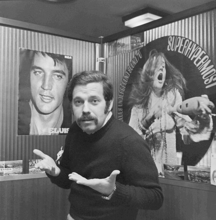 Photographic Social Vision - El presentador de televisión especializado en música José María Iñigo. Madrid, 1970