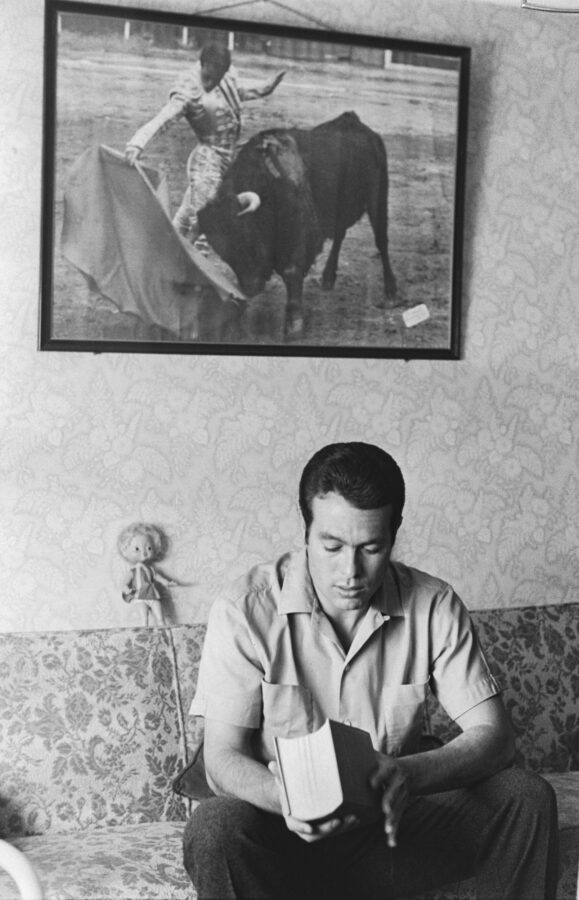 Photographic Social Vision - El torero sevillano Francisco “Curro” Romero en su domicilio. Madrid, 1965