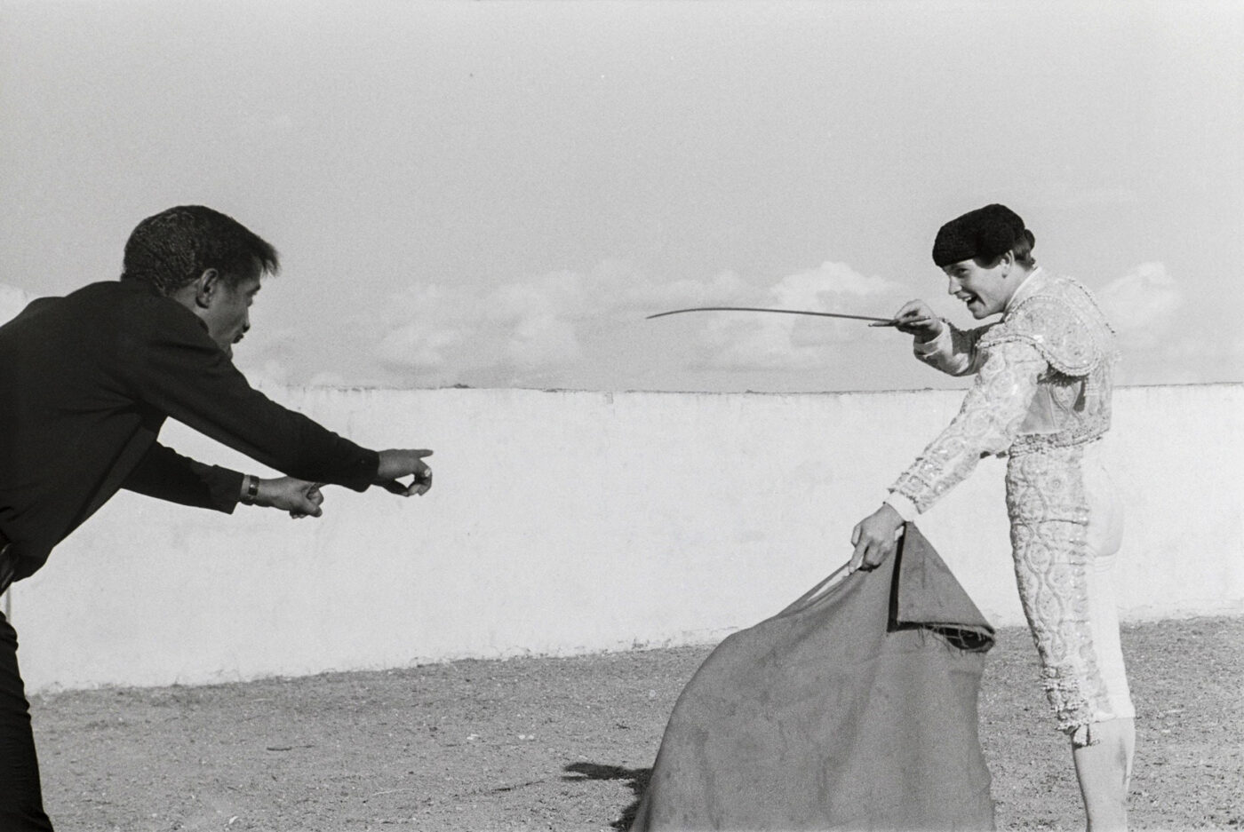 Photographic Social Vision - El torero Palomo Linares y el actor norteamericano Sammy Davis Jr. bromean tras una novillada. Añover de Tajo, Toledo, 1967