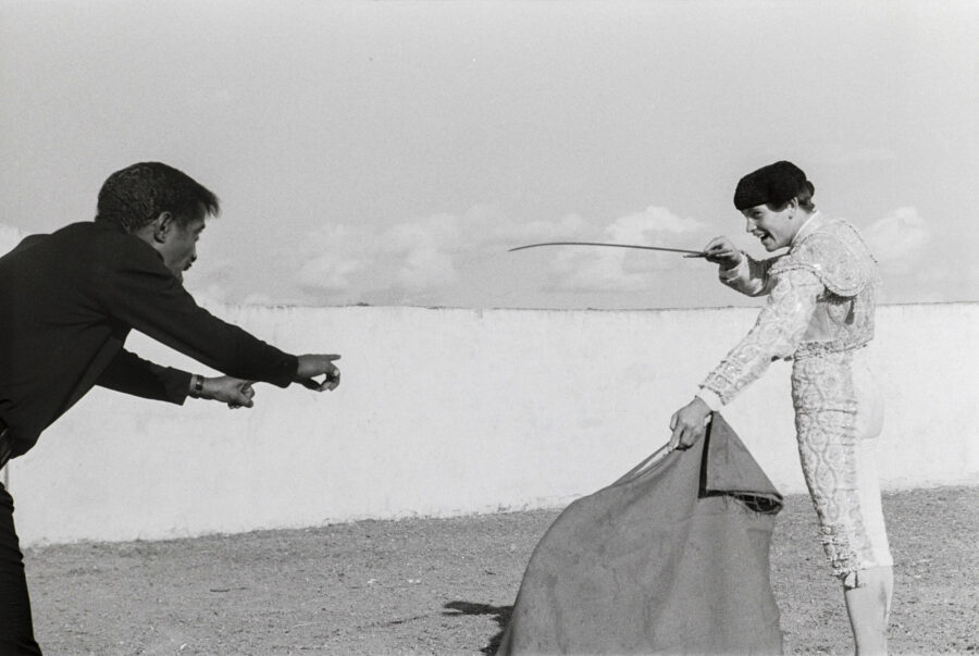 Photographic Social Vision - El torero Palomo Linares y el actor norteamericano Sammy Davis Jr. bromean tras una novillada. Añover de Tajo, Toledo, 1967