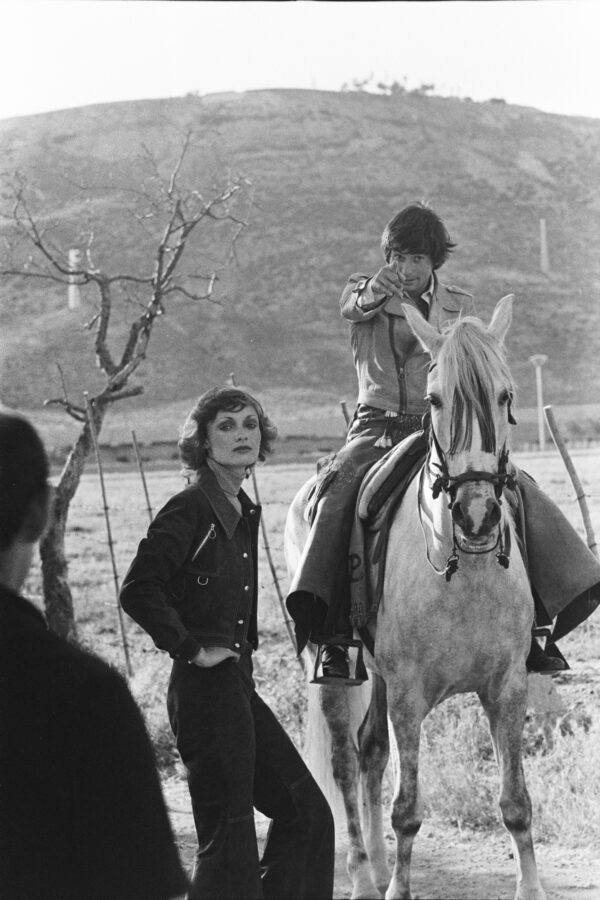 Photographic Social Vision - Sebastián “Palomo” Linares y una modelo durante un set de moda en “El Palomar”. Aranjuez, Madrid, 1972