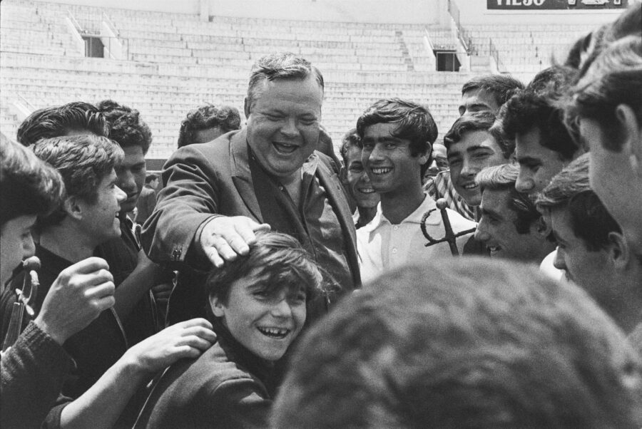 Photographic Social Vision - El director de cine norteamericano Orson Welles rodeado por “maletillas” en la plaza de toros de Vista Alegre. Madrid, ca. 1964