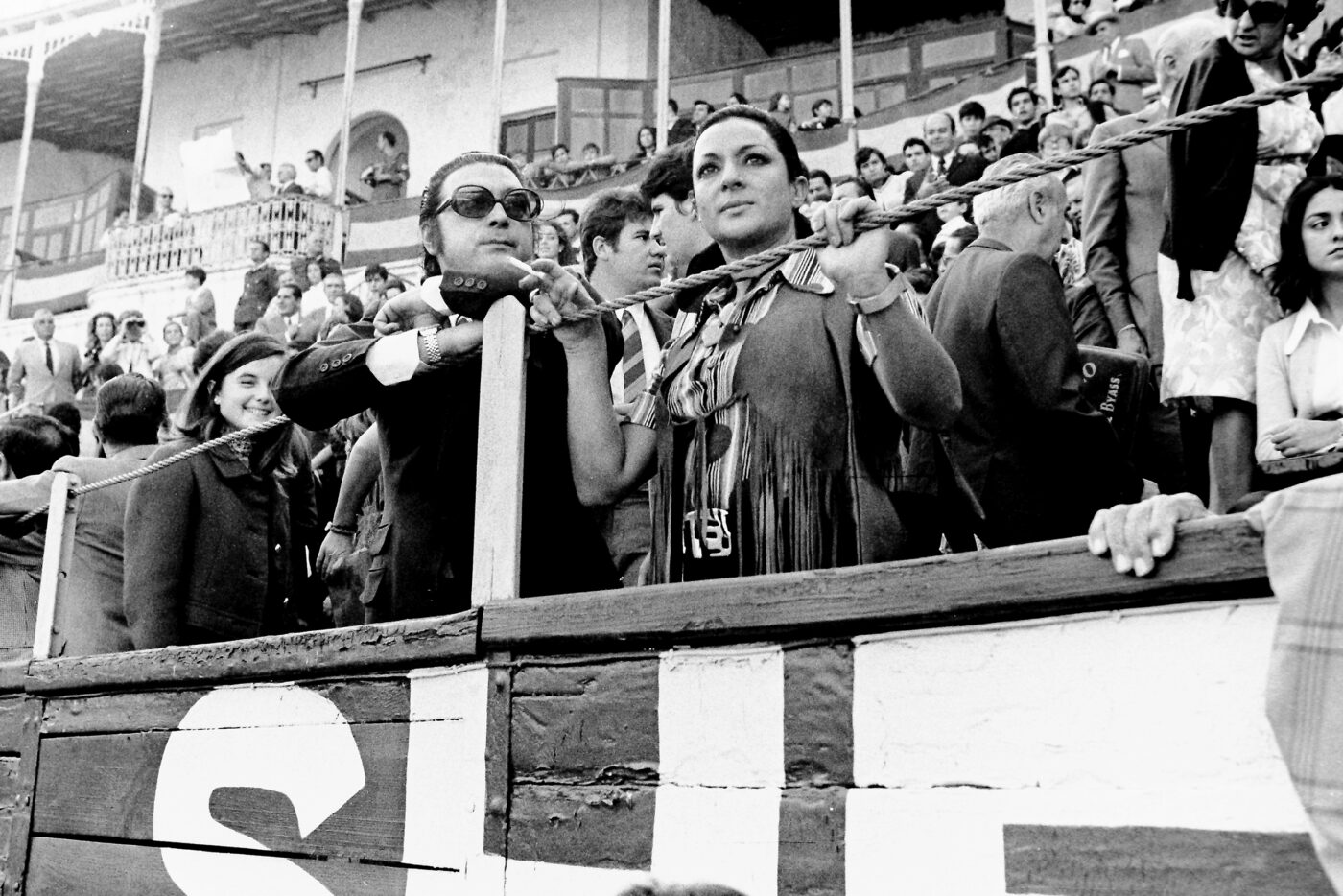 Photographic Social Vision - La cantante Lola Flores, su marido Antonio González “El Pescaílla”. durante una corrida en la Plaza de Toros de Jerez de la Frontera, 1971