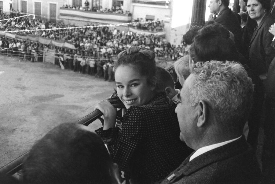Photographic Social Vision - La actriz Geraldine Chaplin asiste a una corrida de toros. Chinchón, Madrid, 1972