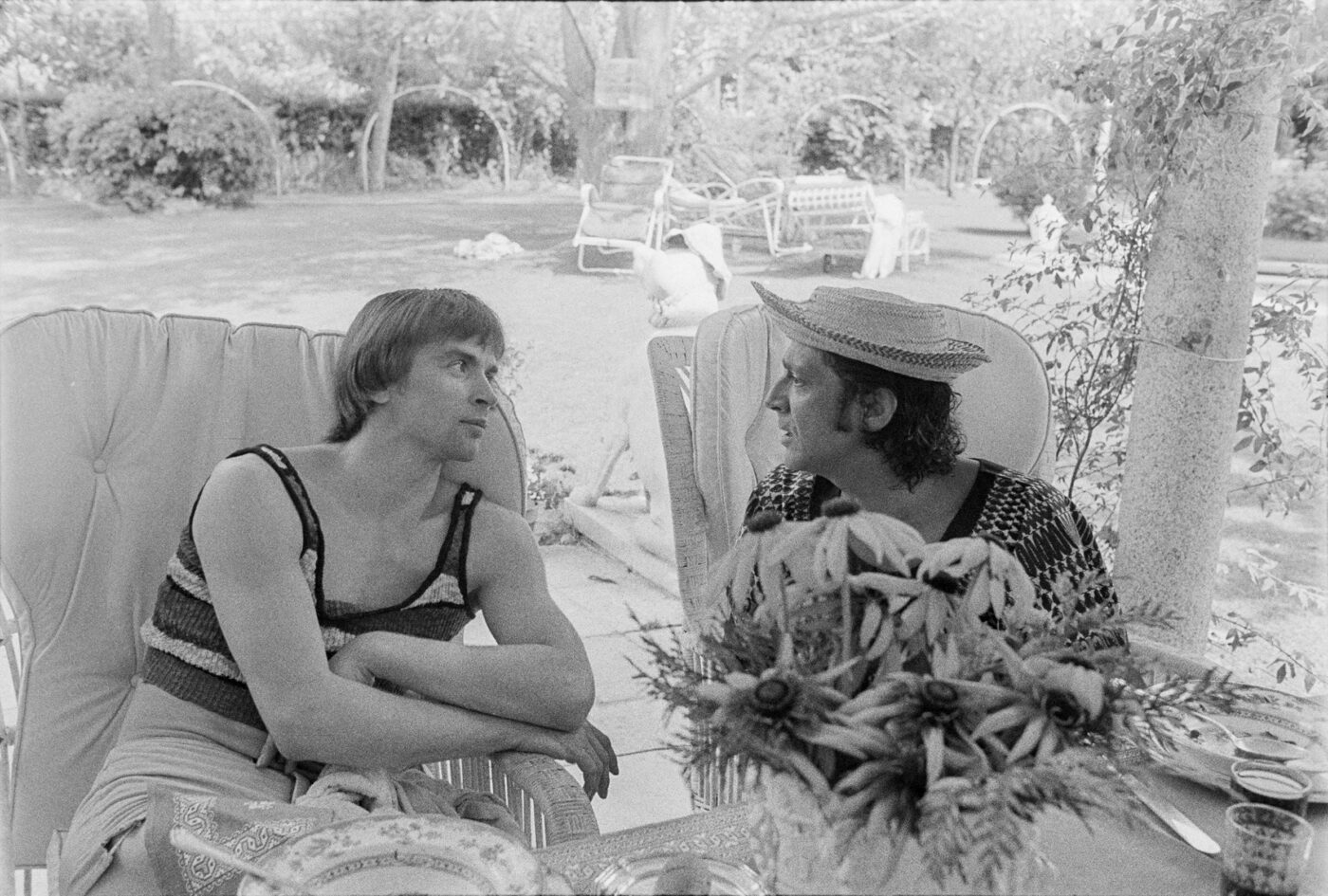 Photographic Social Vision - Los bailarines Rudolph Nureyev y Antonio El Bailarín conversan en la residencia  de este último. Madrid, 1971