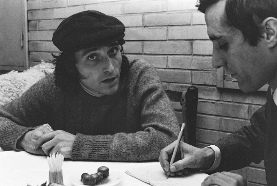 Photographic Social Vision - El bailarín Antonio Gades y el periodista Raúl del Pozo durante la entrevista en un restaurante. Madrid, 1970
