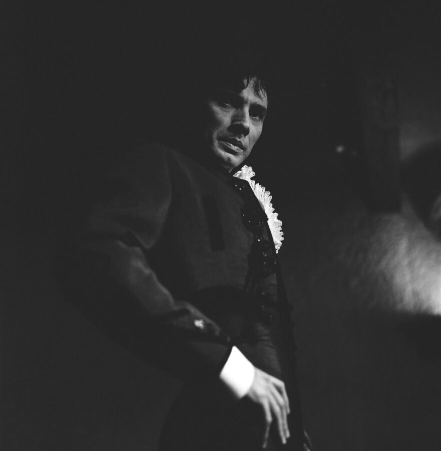Photographic Social Vision - Rafael de Córdoba en el Corral de la Morería. Madrid, 1966