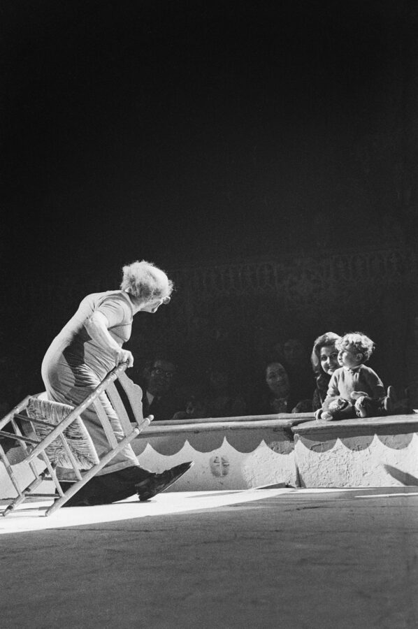 Photographic Social Vision - El payaso catalán Charlie Rivel capta la atención de un niño durante su última representación en el Circo Price. Madrid, 1969