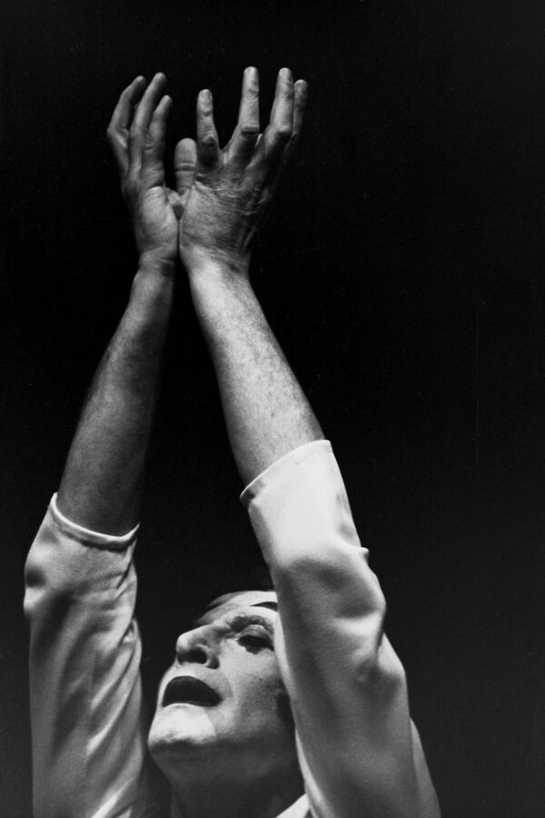 Photographic Social Vision - El mimo francés Marcel Marceau interpreta su número sin palabras en el teatro Goya. Madrid, 1972