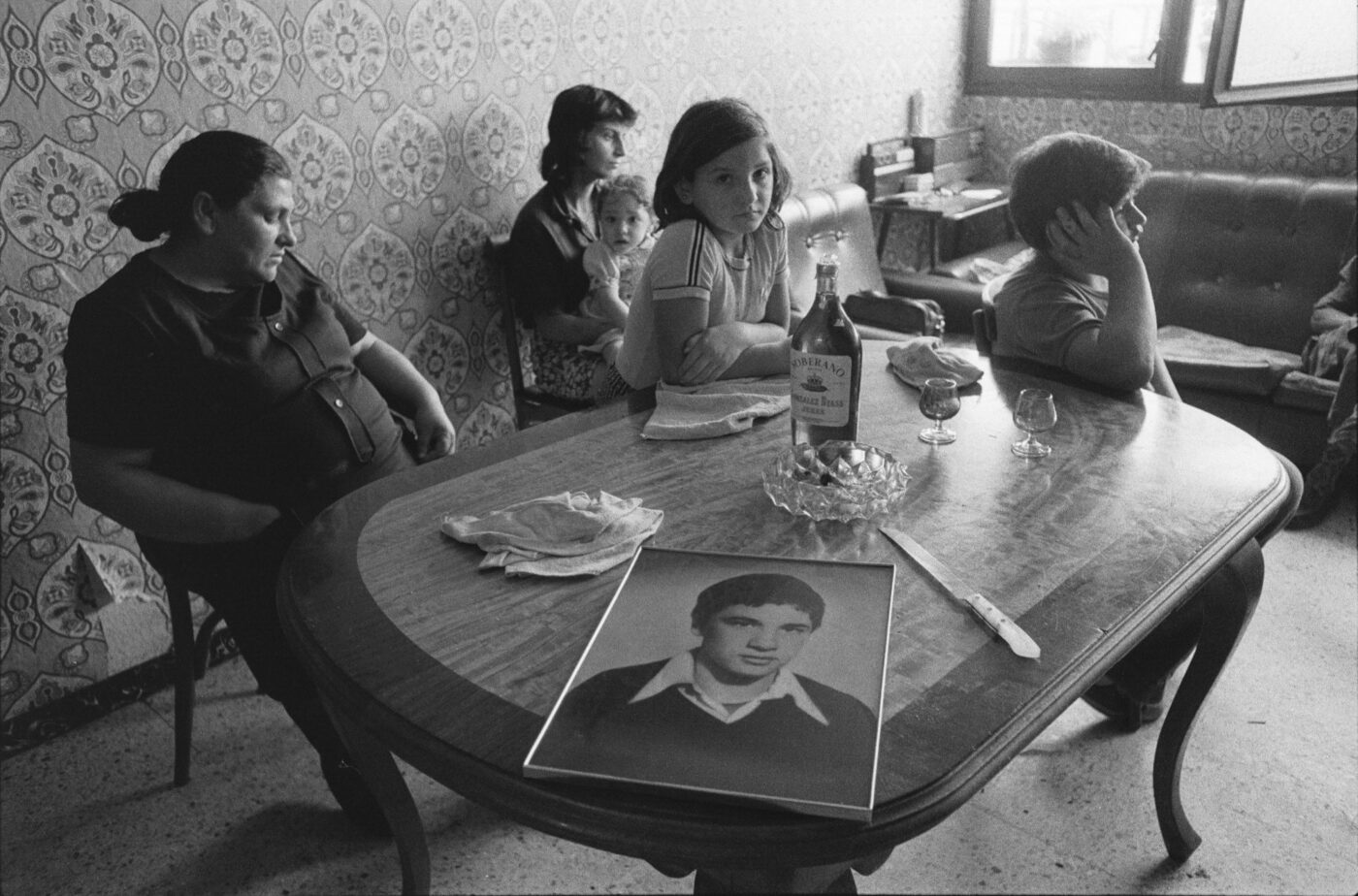 Photographic Social Vision - Familia de Pedro el Loco, menor detenido y encarcelado ilegalmente.  Barcelona, 1977