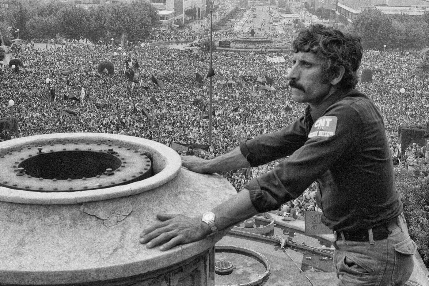 Photographic Social Vision - Primer mitin de la CNT después del franquismo. Barcelona, 2 de julio de 1977