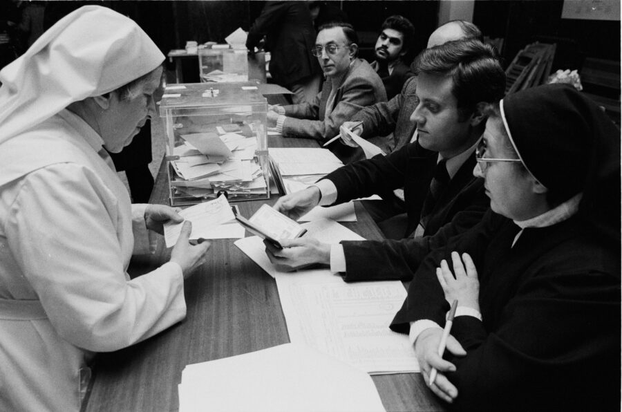 Photographic Social Vision - Referèndum per a l’aprovació de la Constitució. Hospital Clínic. Barcelona, 6 de desembre de 1978