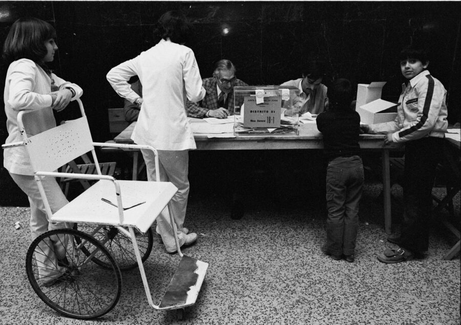 Photographic Social Vision - Referèndum per a l’aprovació de la Constitució. Hospital Clínic. Barcelona, 6 de desembre de 1978