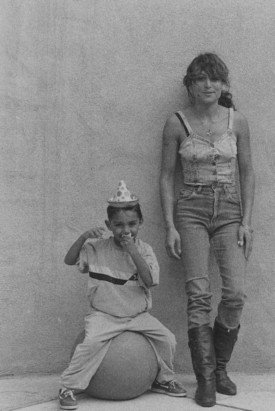Photographic Social Vision - Interna del centre penitenciari de Wad-Ras i el seu fill. Espectacle de titelles que David Laín, de la companyia L’Estenedor, va oferir a la presó per a les internes i els seus fills. Barcelona, 1988