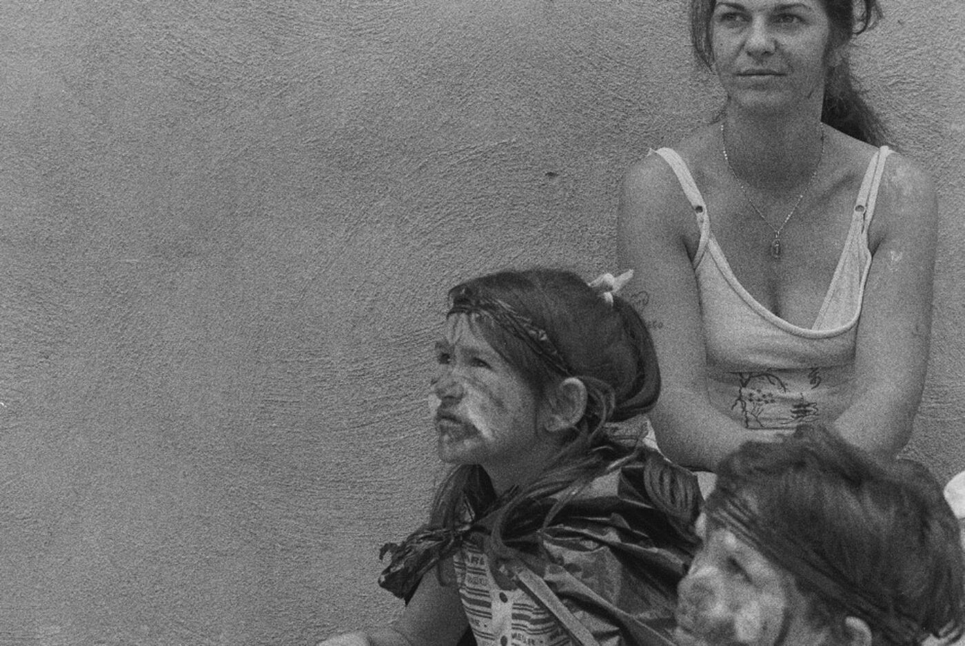 Photographic Social Vision - Interna del centre penitenciari de Wad-Ras i el seu fill. Espectacle de titelles que David Laín, de la companyia L’Estenedor, va oferir a la presó per a les internes i els seus fills. Barcelona, 1988