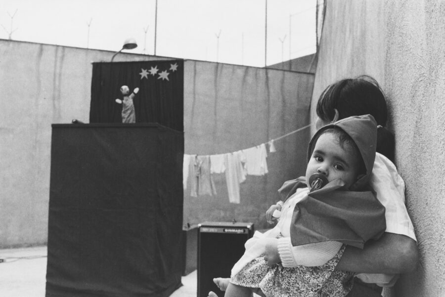 Photographic Social Vision - Interna del centre penitenciari de Wad-Ras i el seu fill. Espectacle de titelles que David Laín, de la companyia L’Estenedor, va oferir a la presó per a les internes i els seus fills. Barcelona, 1988